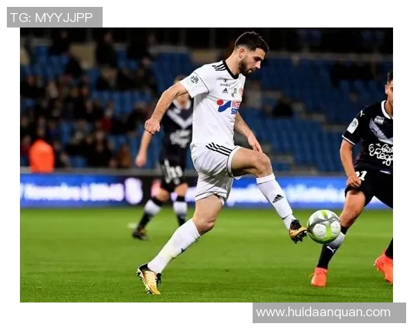 亚眠足球队迎战巴黎圣日耳曼全力争胜的精彩对决分析 亚眠足球队迎战巴黎圣日耳曼全力争胜的精彩对决分析